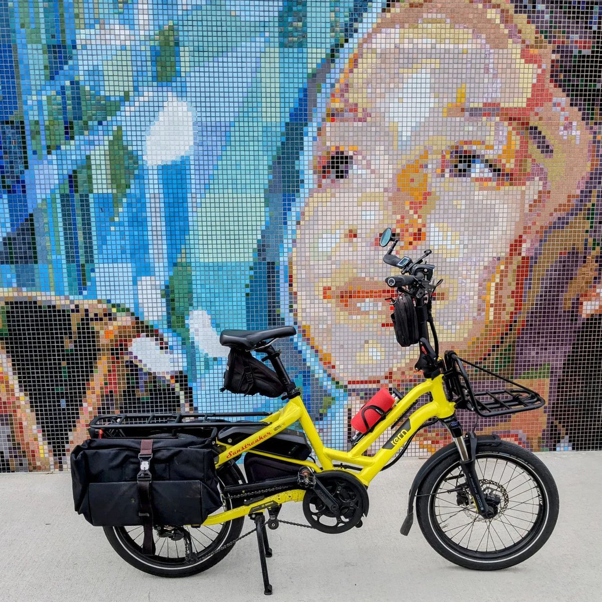 ternbicycles's tweet photo. We start off the week with #MuralMonday to bring some color to your week and inspire you to take some adventures around your town to find new murals! 

🚲 #TernHSD (aka: The Sunstreaker)
📍 #Austin, #ATX
📸 @r.e.t.3
🎨 @jmuzacz https://t.co/BsW4xtuSAL