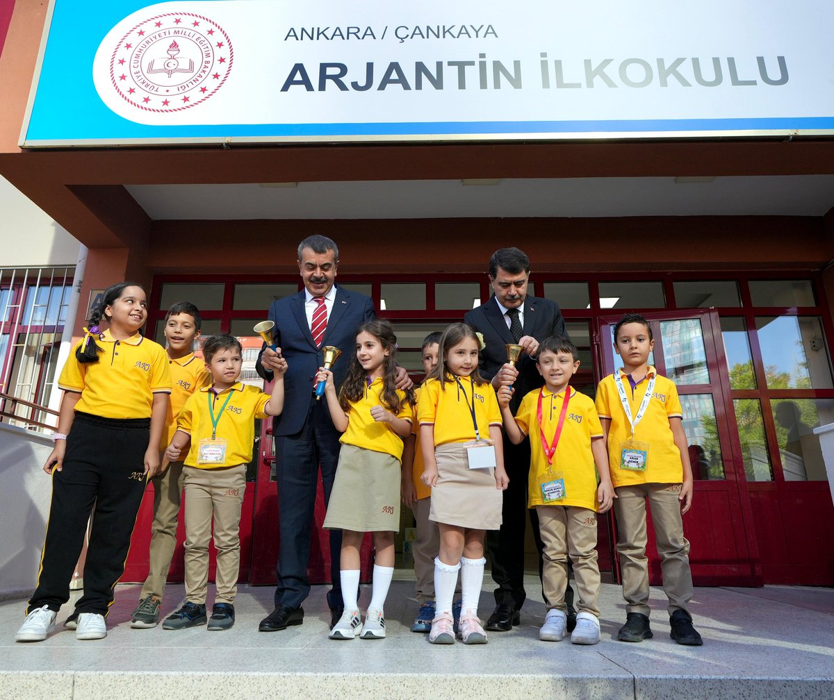 tcmeb's tweet photo. Millî Eğitim Bakanı @Yusuf__Tekin, 2024-2025 Eğitim Öğretim Yılının İlk Ders Zilini Çaldı 🛎️ 

Bakan Tekin;

📌 Tunceli Ovacık’ta görev başında şehit olan askerler ve tüm şehitler için saygı duruşu ve bayrak törenine katıldı.

 📌 "Çanakkale'den Gazze'ye Bağımsızlık Ruhu ve Vatan Sevgisi" konulu açılış dersine katıldı.

📌 Sınıfları ve öğretmenler odasını ziyaret etti.

📍Arjantin İlkokulu / Ankara

👉 https://t.co/Ga3OeA9W7Y