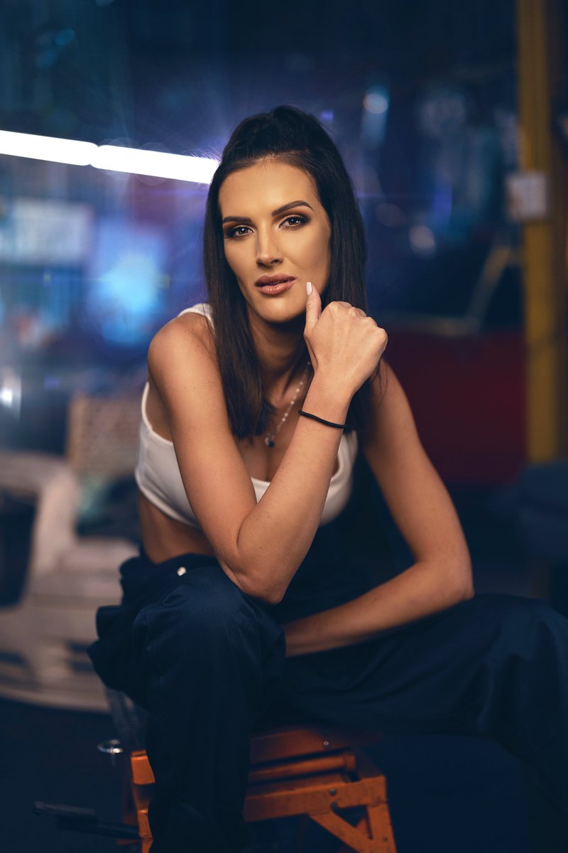 Wil jy hê Franja du Plessis moet by jou fees, funksie, skool of dorp kom optree? Bespreek haar dan nou by info@coproductions.co.za