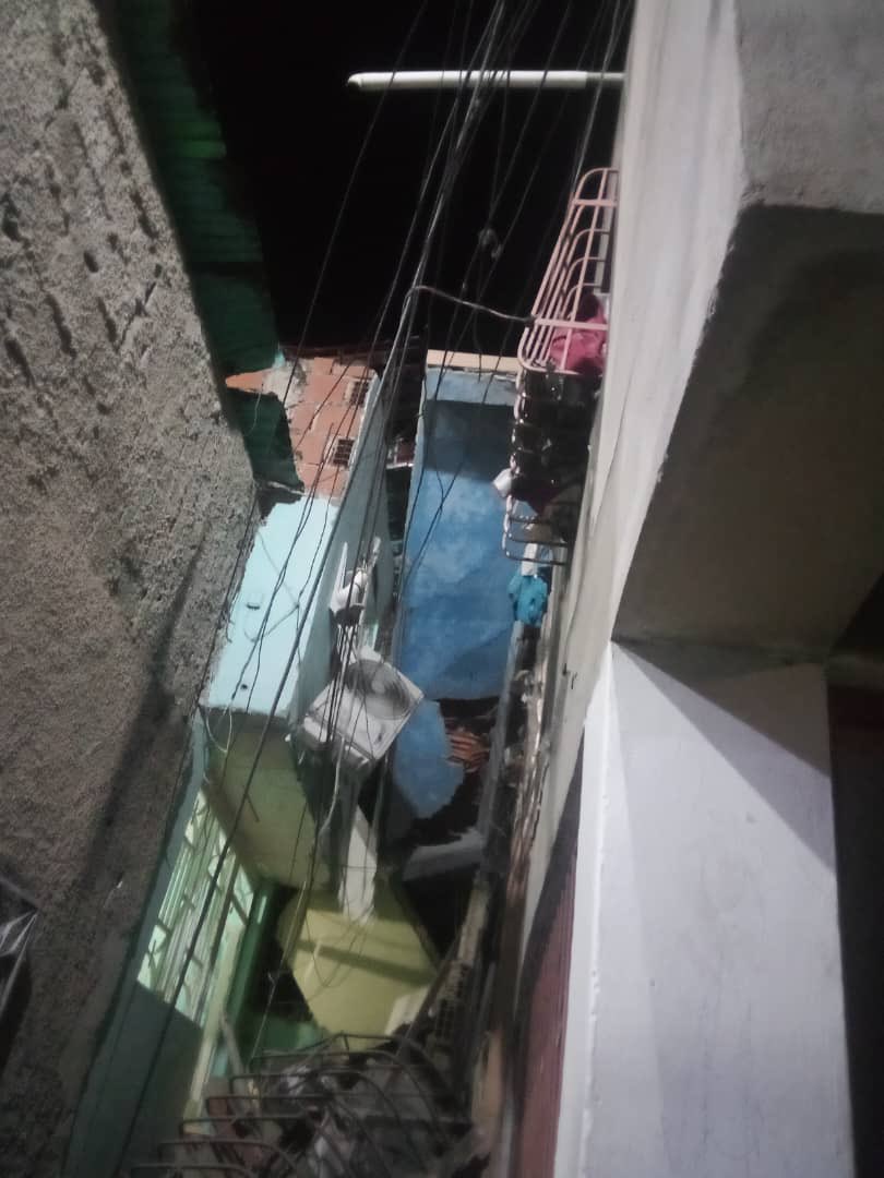 eldiario's tweet photo. #9Sep | Reportaron la explosión de una bombona de gas en una vivienda del sector García Carballo, en Caricuao (Caracas). 

@albertoprato02, comisionado de la Policía de Chacao, indicó que cuatro personas quedaron atrapadas en los escombros. Funcionarios de la Policía Nacional (PNB) y Bomberos del Distrito Capital ya se encuentran en el sitio.