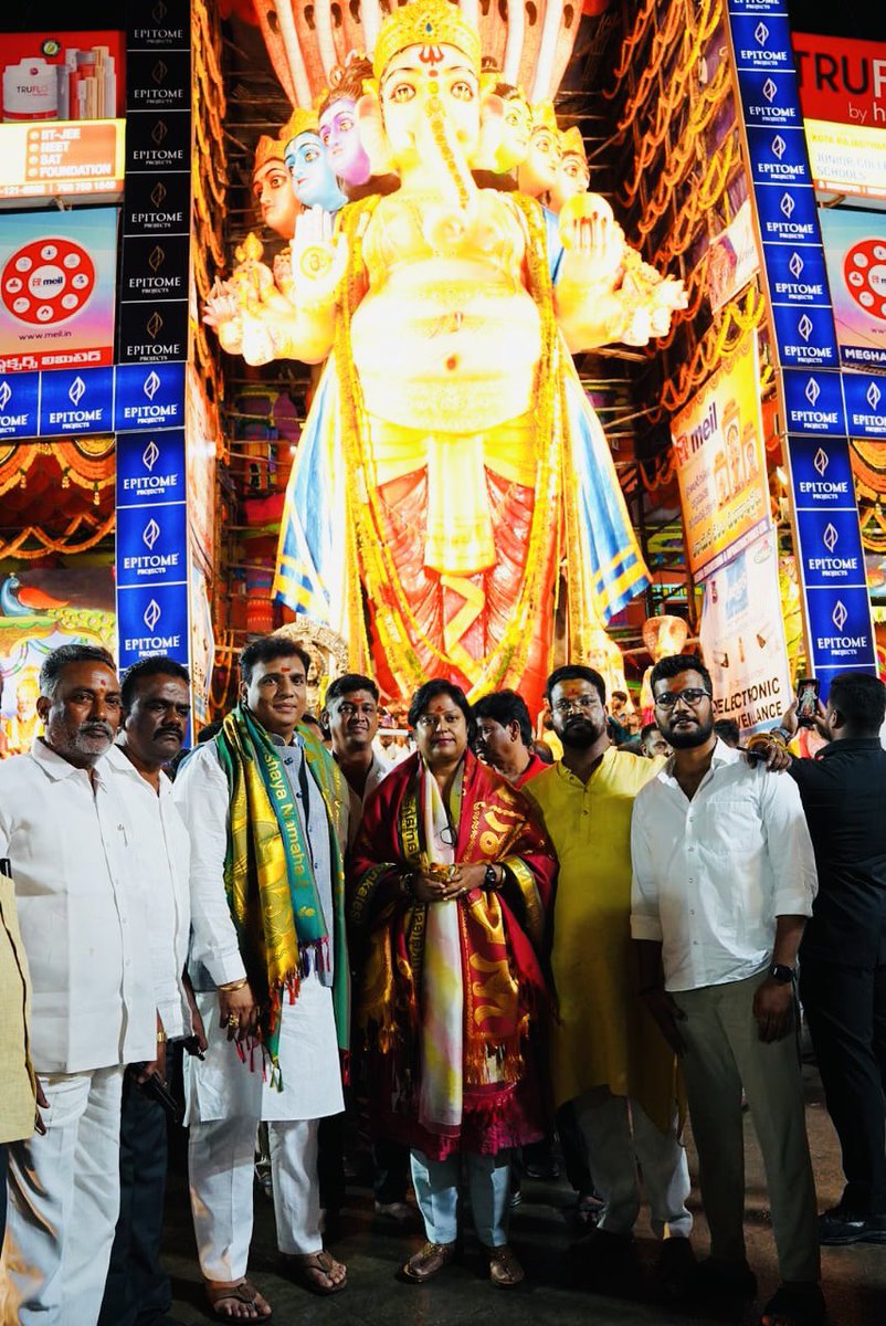 KotaNeelima's tweet image. The grandeur of Lord Ganesha in Hyderabad. I feel grateful and blessed for the darshan and puja at 70-feet tall idol of Lord Vinayaka in Khairatabad last evening.

May we all go forward without hurdles along the path of bliss and enlightenment.🙏🏼
#GaneshFestival