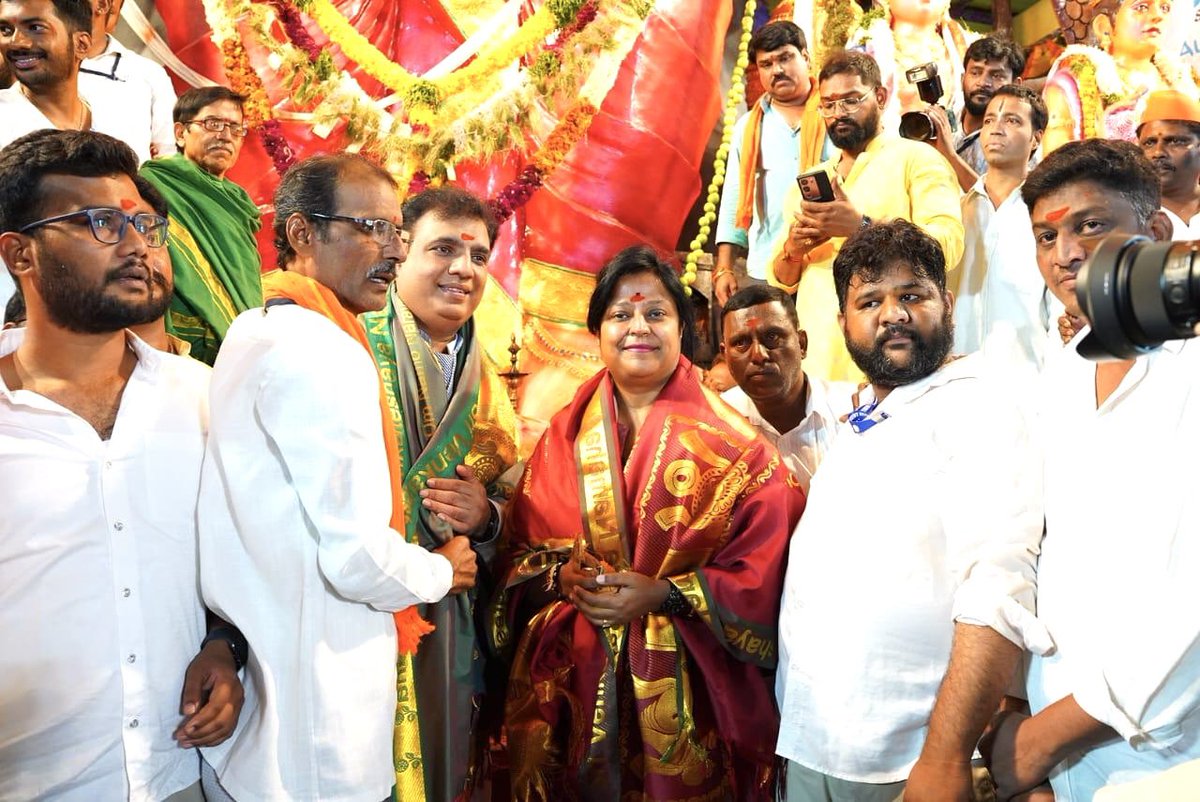 KotaNeelima's tweet image. The grandeur of Lord Ganesha in Hyderabad. I feel grateful and blessed for the darshan and puja at 70-feet tall idol of Lord Vinayaka in Khairatabad last evening.

May we all go forward without hurdles along the path of bliss and enlightenment.🙏🏼
#GaneshFestival