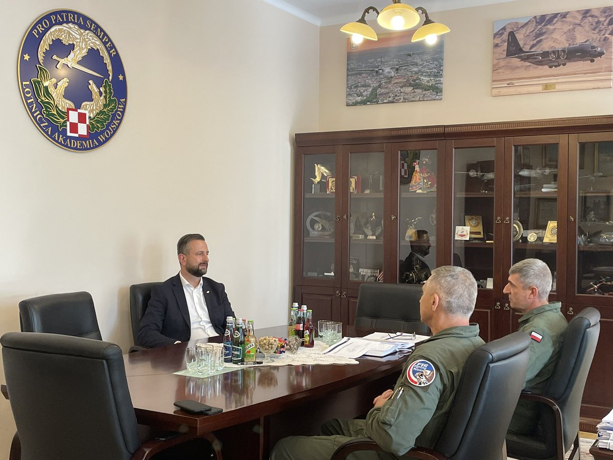 W #Dęblin rozpoczęło się spotkanie wicepremiera W. <a href="/KosiniakKamysz/">Władysław Kosiniak-Kamysz</a> z władzami <a href="/LWojskowa/">Lotnicza Akademia Wojskowa</a> i kierowniczą kadrą 4 Skrzydła Lotnictwa Szkolnego.