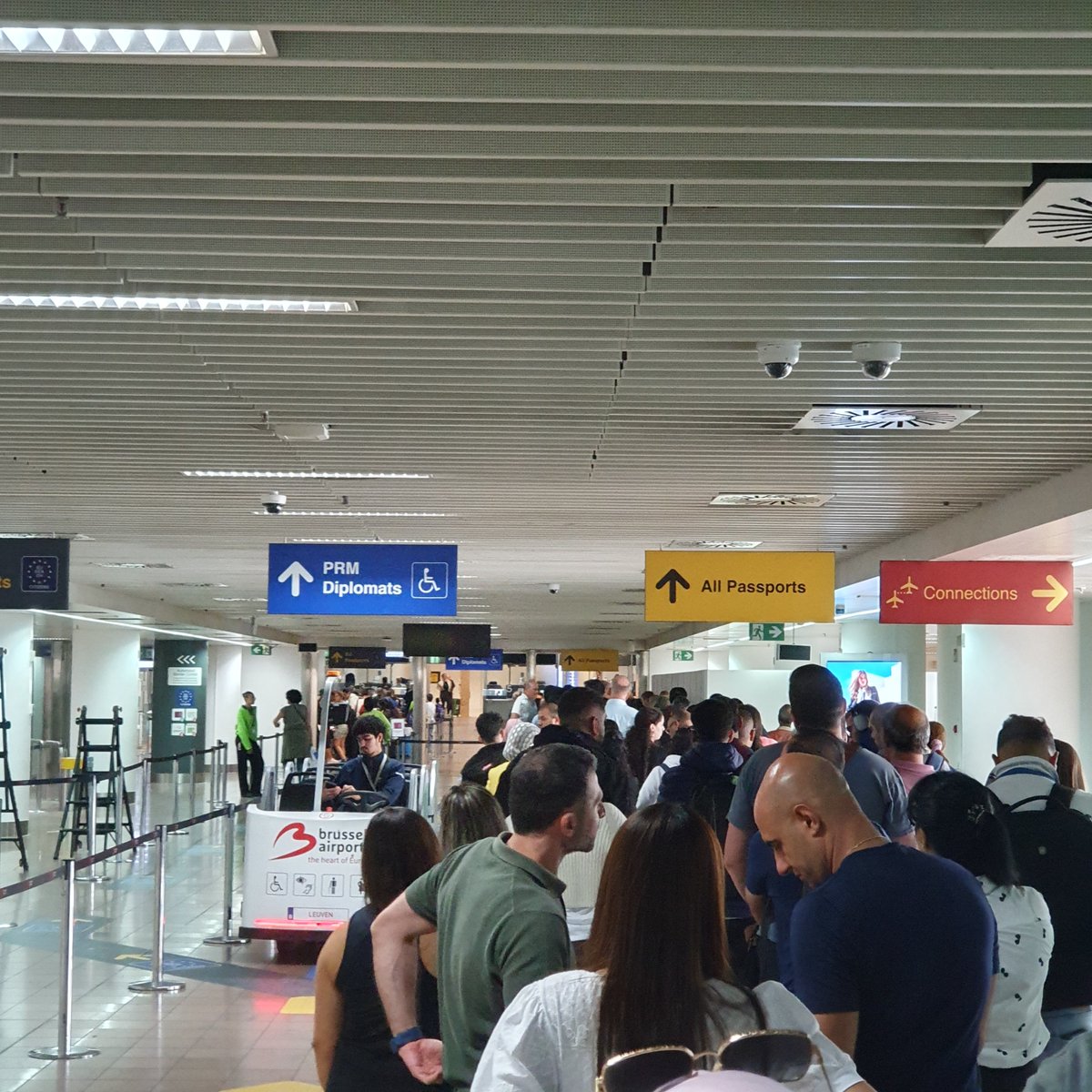 georgefayad's tweet photo. @BrusselsAirport @RTBFinfo  @rtlinfo  3 hours in the line and only 2 agents for thousands of people in the immigration line ! SCANDALOUS and shameful from your part!! https://t.co/h7Czphk2Dj