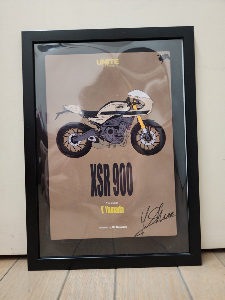 Xsr900T's tweet photo. 宮ヶ瀬ヴィレッジにて開催されたXSRのミーティング。
ヤマハのバイクデザインをしている GK Dynamics のデザイナー清水さんが書き起こしてくれたマイバイクのイラストとネームカード、皆のバイクイラストが掲載された冊子、ステッカーをいただきました。
#XSR 
#GK Dynamics
#KADOYA
#UNITE https://t.co/xbcUa83qVC