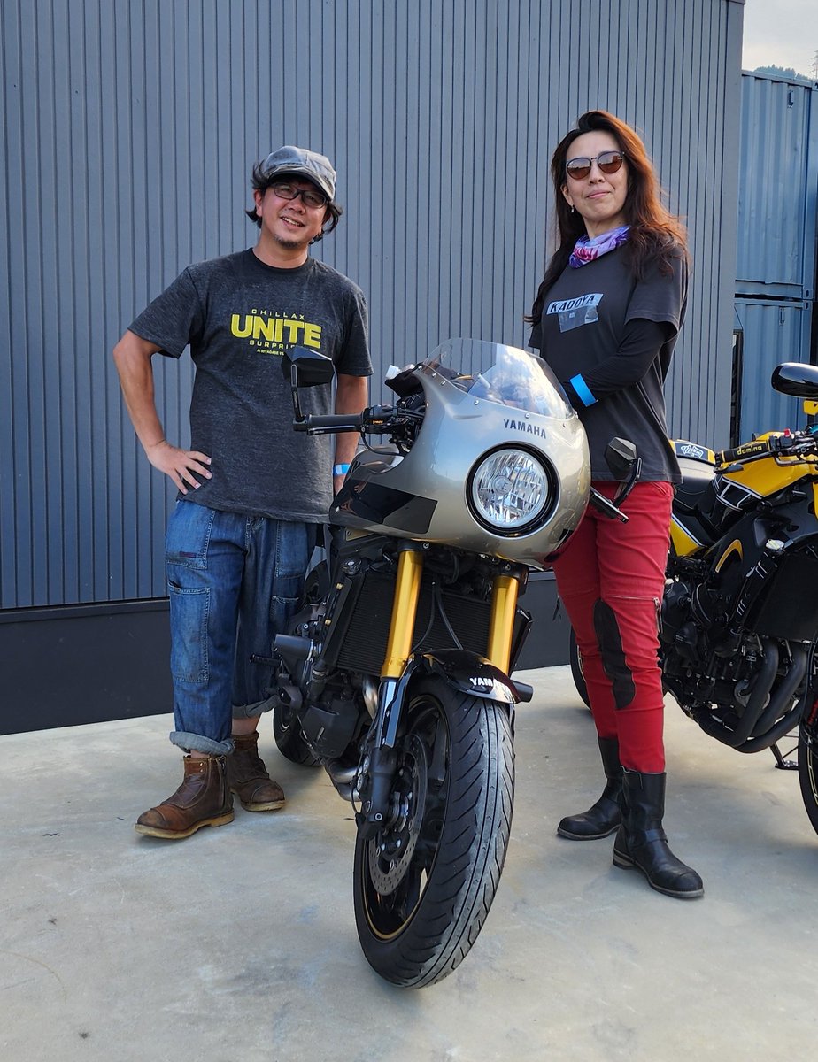 Xsr900T's tweet photo. 宮ヶ瀬ヴィレッジにて開催されたXSRのミーティング。
ヤマハのバイクデザインをしている GK Dynamics のデザイナー清水さんが書き起こしてくれたマイバイクのイラストとネームカード、皆のバイクイラストが掲載された冊子、ステッカーをいただきました。
#XSR 
#GK Dynamics
#KADOYA
#UNITE https://t.co/xbcUa83qVC