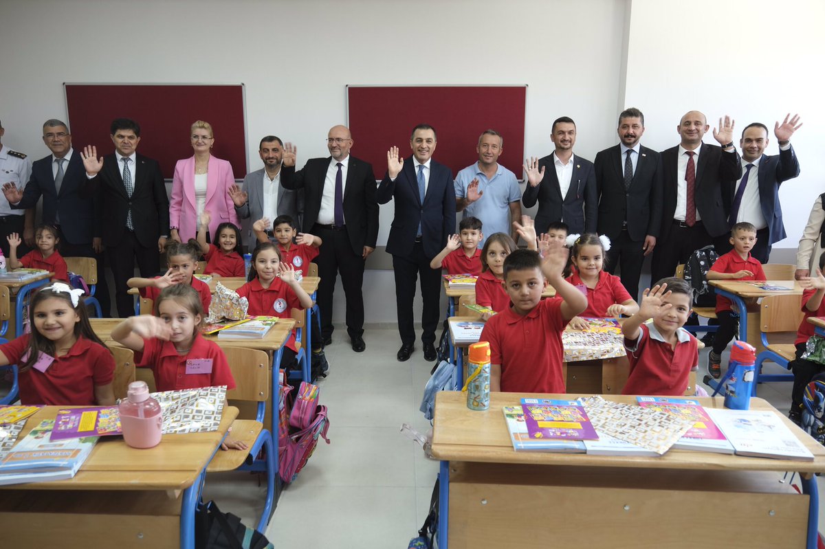 Valimiz Sn. Dr. Türker Öksüz, 2024-2025 eğitim-öğretim yılının başlaması ve İlköğretim Haftası dolayısıyla Tük Hava Kurumu Ortaokulu’nda düzenlenen programa katılarak, öğrencilerin yeni eğitim öğretim yılı mutluluklarına ortak oldu.

Programda, ilk ders zilini çalarak yeni eğitim