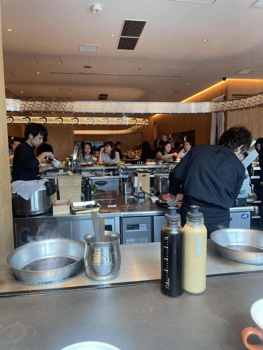 AsaeKao's tweet photo. こんばんは！本日出勤してます🙋‍♀️
ラストオーダーは25時です✨

昨日はお休みで、渋谷でランチしました♪
場所はスクランブルスクエアのしゃぶしゃぶつかださんです〜！
景色もよく、とっても美味しかったです🥰 https://t.co/1KHpplwEPl
