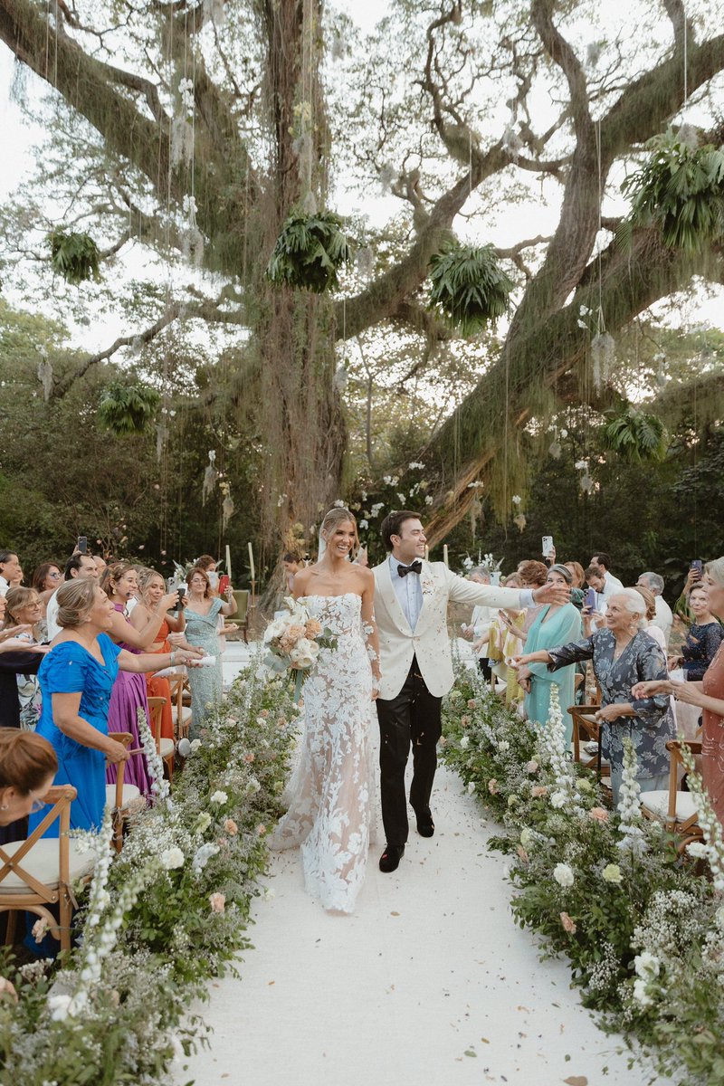 porqueTcol's tweet photo. #SantosTafur 
Se llevó a cabo la boda de Gabriela Tafur y Esteban Santos, hijo del ex presidente Juan Manuel Santos. https://t.co/arRxcmrV73