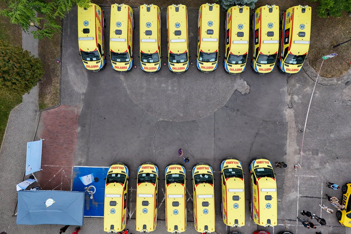 🏥 Dziś przed siedzibą Wojewódzkiego Pogotowia Ratunkowego w Katowicach przekazano 1️⃣4️⃣ ambulansów jednostkom #WPR o łącznej wartości 1️⃣2️⃣,5️⃣ mln zł. 🚑
<a href="/WojciechSaluga/">Wojciech Saługa</a> #BartłomiejSabat <a href="/wprwkatowicach/">Wojewódzkie Pogotowie Ratunkowe w Katowicach</a>