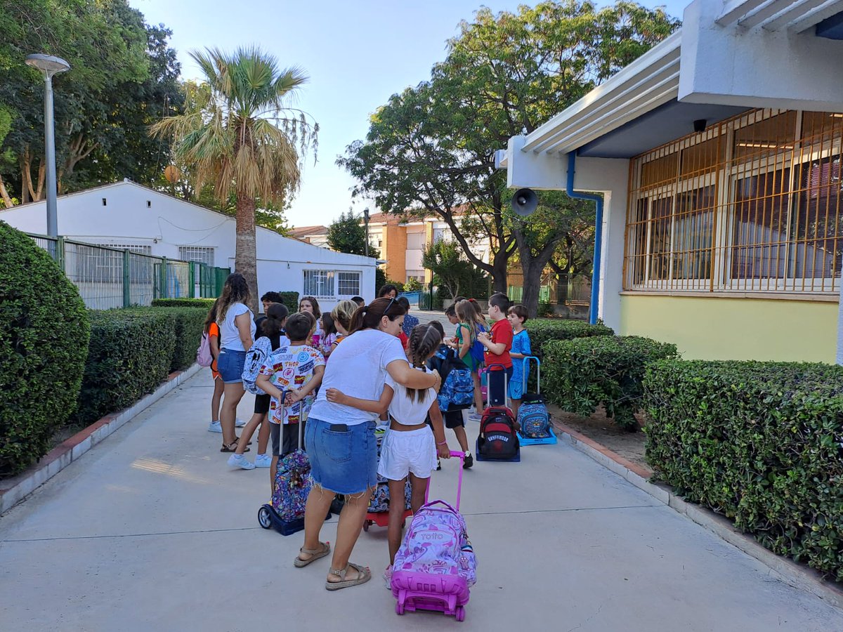 quartdepoblet's tweet photo. Els xiquets i xiquetes de Quart de Poblet han tornat hui a l'escola. La inauguració oficial del curs ha estat al CEIP Molí d'Animeta, que compleix 50 anys, on l'alcaldessa i la regidora d'Educació han donat la benvinguda a l'alumnat.
#QuartdePoblet #iniciocurso #curso20242025 https://t.co/khMP26VCLy