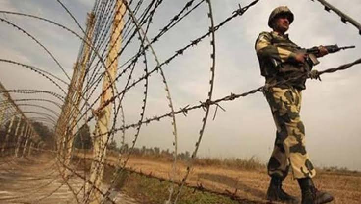 Sayedimg's tweet photo. A 15-year-old Bangladeshi boy named Shri Jayant was killed by BSF firing in the border area of ​​Thakurgaon, Bangladesh.
Jayant's dead body was taken away by BSF.

#Bsf #borderkilling #india #JusticeforJayant #Stopborderkilling #Bangladesh https://t.co/urdKLhp6dA