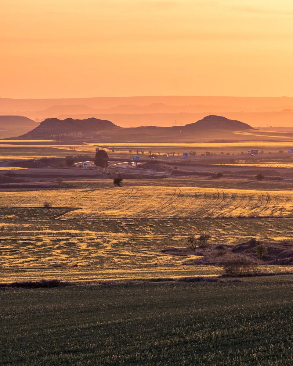 We are completely in love with the palette of colors of the sunset in Lleida. 🌅🎨

From deep oranges and fiery reds to soft pinks and purples, the sky transforms into a mesmerizing canvas. 💫

#InLOVEwithCatalonia ❤️
📸 IG | <a href="/rboria/">Ruben</a>