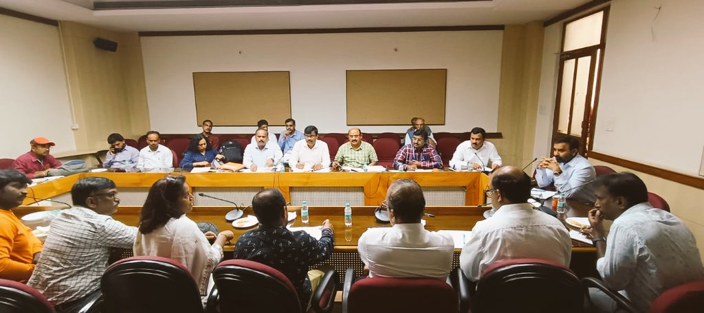 SantoshSLadINC's tweet photo. ಉದಯ ಟಿವಿ ನೌಕರರ ಸಮಸ್ಯೆಗಳ ಪರಿಹಾರದ ಬಗ್ಗೆ ವಾಹಿನಿಯ ಆಡಳಿತ ಮಂಡಳಿಯ ಕಾನೂನು ಸಲಹೆಗಾರರು, ಇಲಾಖೆ ಅಧಿಕಾರಿಗಳು ಹಾಗೂ ಉದಯ ಟಿವಿ ನೌಕರರ ಸಂಘಟನೆಯ ಪ್ರಮುಖರ ಜೊತೆ ಸಭೆ ನಡೆಸಿ ಚರ್ಚಿಸಲಾಯಿತು.

#UdayaTV https://t.co/4ZN3djiYFn