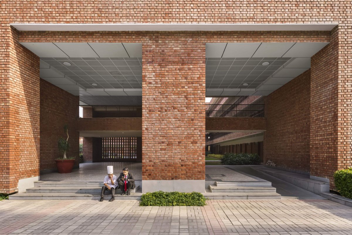 Archello's tweet photo. The Lalit Suri Hospitality School, designed by @_morphogenesis, integrates sustainability with hospitality education. 
https://t.co/XJU5R7WA56

#SustainableArchitecture #BrickDesign #PassiveCooling https://t.co/YqDvs6Err6