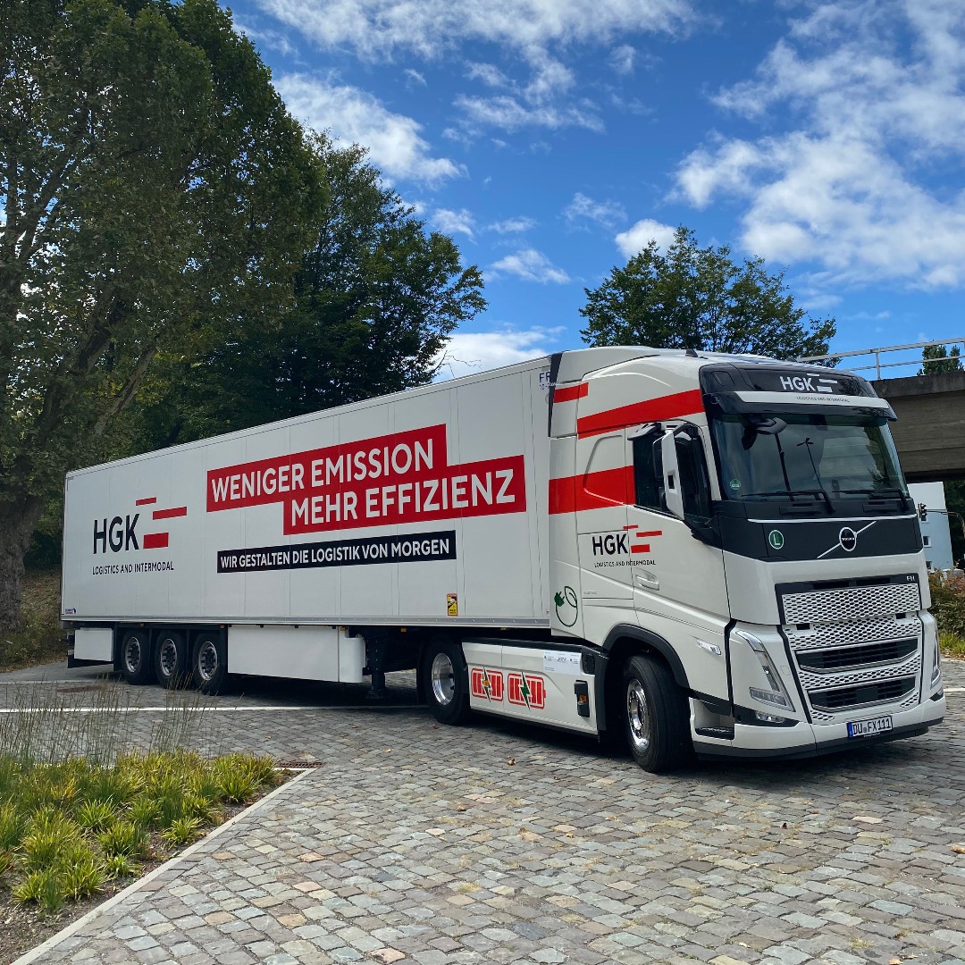 VolvoTrucks_de's tweet photo. Auslieferung von zwei Volvo FH Electric an die HGK Logistics and Intermodal.  🚚⚡

#volvotrucks #volvotrucksdeutschland #auslieferung #fhelectric #electrictrucksinreality https://t.co/WlH7Cfm4lu