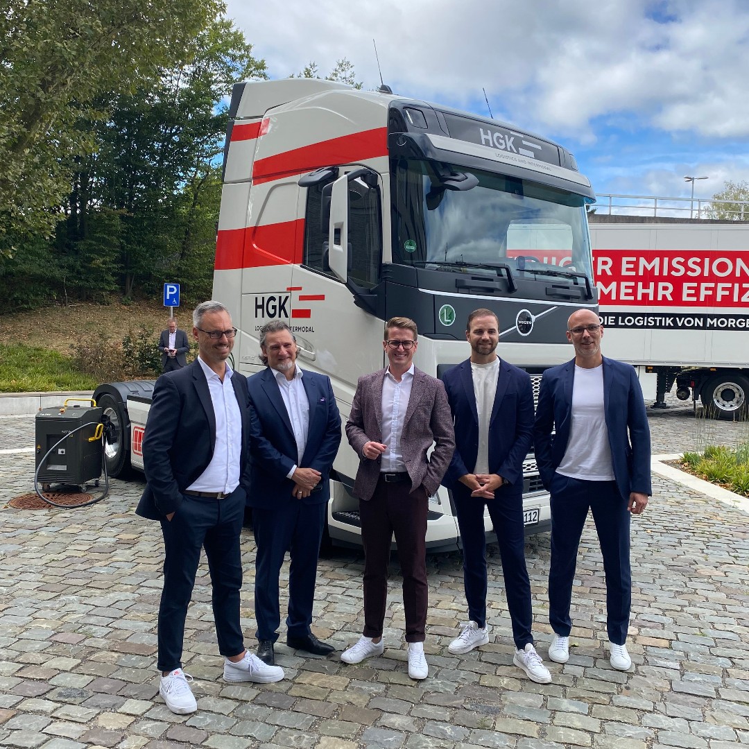 VolvoTrucks_de's tweet photo. Auslieferung von zwei Volvo FH Electric an die HGK Logistics and Intermodal.  🚚⚡

#volvotrucks #volvotrucksdeutschland #auslieferung #fhelectric #electrictrucksinreality https://t.co/WlH7Cfm4lu