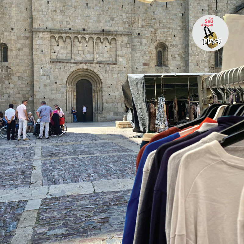 🖍️ Tornem a l’escola! 
Davant de la catedral trobaràs tota la roba de temporada que necessites per a la tornada a l’escola. 
👧🏼👶🏼 La moda infantil i juvenil també està al mercat.