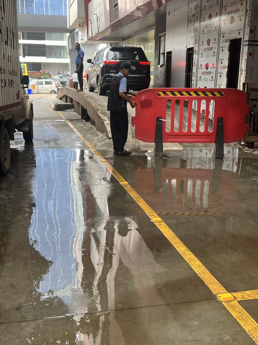 MohdImranAnsari's tweet image. One of the most pathetic drivers through of #McDonalds @mcdonaldsindia  at Dahisar Thakur Mall. #thakurmall the gutters are flowing since ages