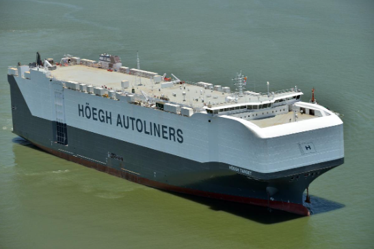 🚢 Höegh Autoliners selger det nesten 20 år gamle skipet "Höegh New York" for 650 millioner kroner. Salget gir rederiet mulighet til å optimalisere flåten mens de mottar nye skip i 2025. Rederiet rapporterte rekordhøye rater i august med en bruttorate på 103,60 dollar per