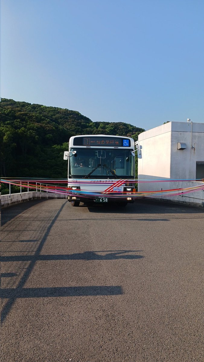 Nbusunion's tweet photo. 組合員の最終乗務セレモニーをおこないました。
退職する組合員は「35年間勤めた中で､､バスユニオンに在籍でき、人としての生き方や行動など､多くのことを学ばさせていただいた｡これが､私にとって何事にも代えられない財産です」と大変有難い言葉でお礼を述べました。
35年間大変お疲れ様でした https://t.co/POAHafWR4S