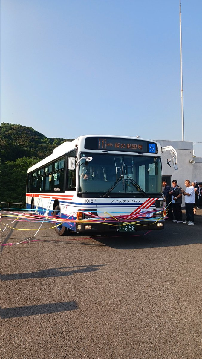 Nbusunion's tweet photo. 組合員の最終乗務セレモニーをおこないました。
退職する組合員は「35年間勤めた中で､､バスユニオンに在籍でき、人としての生き方や行動など､多くのことを学ばさせていただいた｡これが､私にとって何事にも代えられない財産です」と大変有難い言葉でお礼を述べました。
35年間大変お疲れ様でした https://t.co/POAHafWR4S