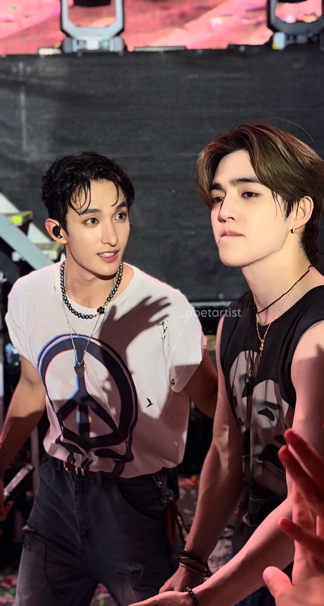 _POETARTIST's tweet image. alright guys. what even. #SEVENTEEN #SeventeenInBerlin #LollaBerlin #LollapaloozaBerlin #Lollapalooza #SCOUPS #DK