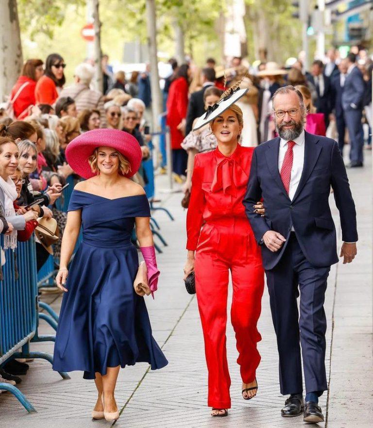 Y en el centro, María Pelayo, jefa de prensa de Casado, de punta en blanco. Los de Ayuso, dando palmas