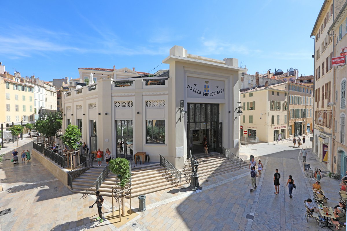 🔔 Les Halles de #Toulon soufflent leur troisième bougie 🎂 🎉 
📜Inaugurées en 1929, les Halles de Toulon ont battu leur plein dans les années 1930 avant de rouvrir leurs portes en 2021 pour le plus grand plaisir des toulonnais 🍳
