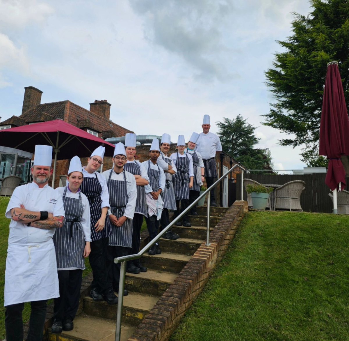 Hitchin-based hospitality and catering students recently took over the kitchen at Knebworth Golf Club for their Captain’s Dinner fundraising event >> craftguildofchefs.org/news/hertfords…