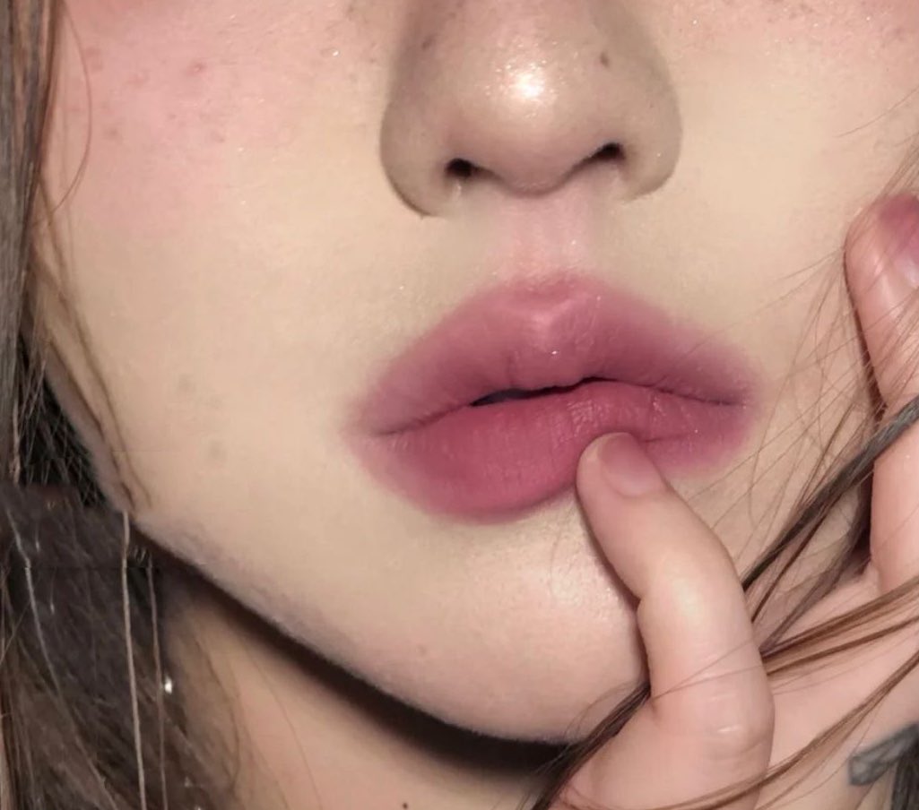 chrigotothemars's tweet image. แนะนำชิปสีแบบนี้หน่อยค่ะ ขอแบบไม่ต้องฉีดปากก็ทาสวย กลบปากคล่ำได้ ทั้งเนื่อเเมท เนื้อฉ่ำเลยค่ะ ขอบคุณค่ะ