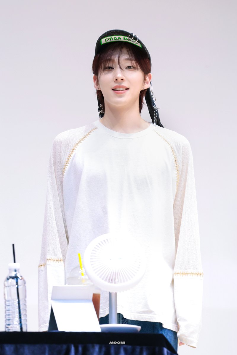 mooni206's tweet photo. 240820 applemusic 팬사인회 
지구 그냥 다다마토 주면 안됨?🫴🏻 🌏#문종업 #종업 #MoonJongup #文鐘業 #ムン·ジョンオプ #BAP #비에이피 @jongup_official https://t.co/RjExmwMUpB