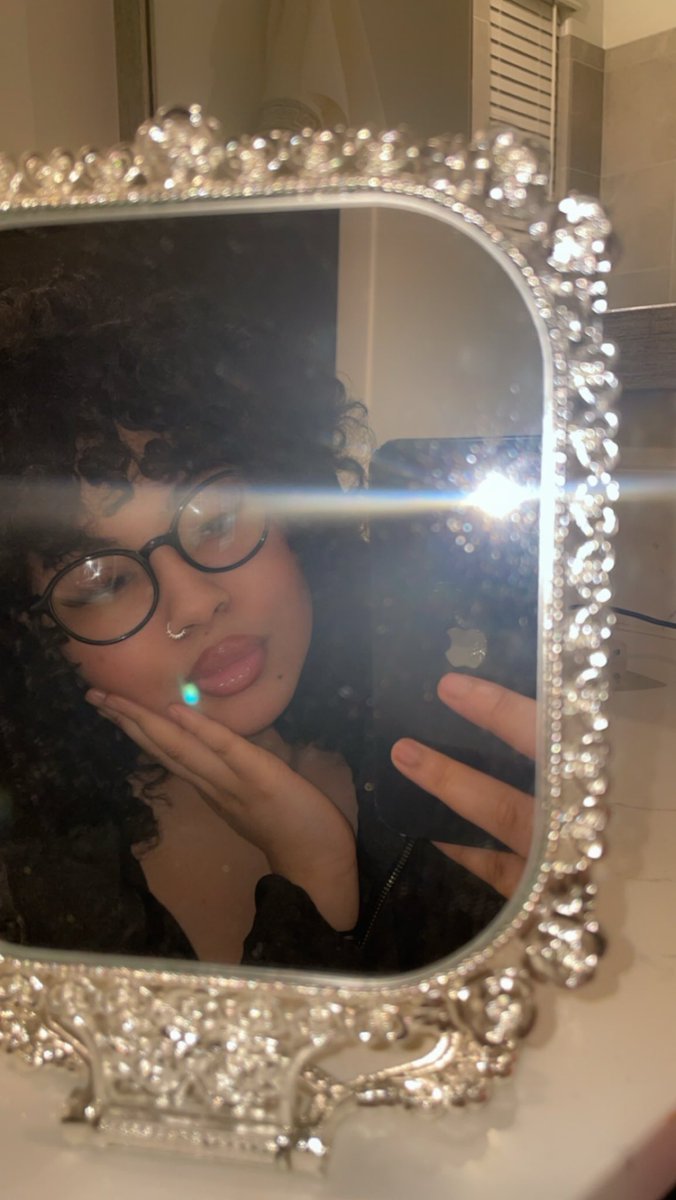 ohmxlx's tweet photo. I’m so pretty omg I love me 🙂‍↔️ https://t.co/UbRTSyAXmF