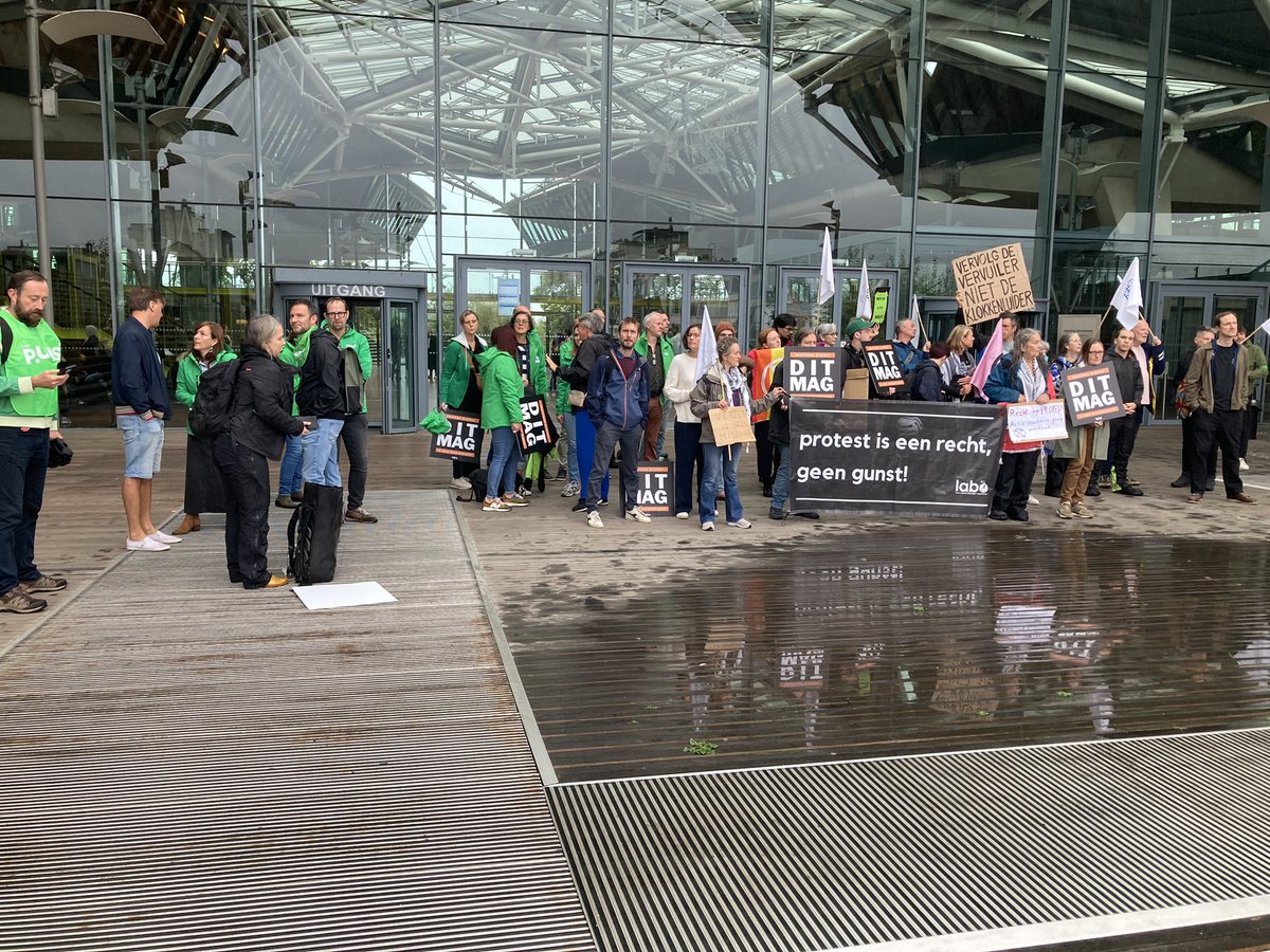 Joeri Thijs 🦋 @joerithijs.bsky.social (@joerithijs) on Twitter photo Samen met vele anderen staat <a href="/greenpeace_be/">Greenpeace Belgium</a> vanochtend mee voor het justitiepaleis in Antwerpen voor het recht op protest.
GAS-boetes uitdelen voor legitiem protest is in strijd met onze burgerrechten.
Hulde aan <a href="/tgoorden/">Thomas “miauwkes” Goorden 🔻</a> om dit voor de rechter te brengen. 🤞👩⚖️ Samen met vele anderen staat <a href="/greenpeace_be/">Greenpeace Belgium</a> vanochtend mee voor het justitiepaleis in Antwerpen voor het recht op protest.
GAS-boetes uitdelen voor legitiem protest is in strijd met onze burgerrechten.
Hulde aan <a href="/tgoorden/">Thomas “miauwkes” Goorden 🔻</a> om dit voor de rechter te brengen. 🤞👩⚖️