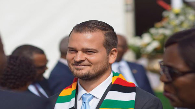 VulindlelaNdab2's tweet photo. Proud to see #Zimbabwe taking the lead among 32 Landlocked Developing Countries in climate-proofing its agriculture. The #Pfumvudza/#Intwasa program has been a game-changer, providing a resilient strategy against drought with an impressive 84% participation rate in rural areas https://t.co/7889OGykzl