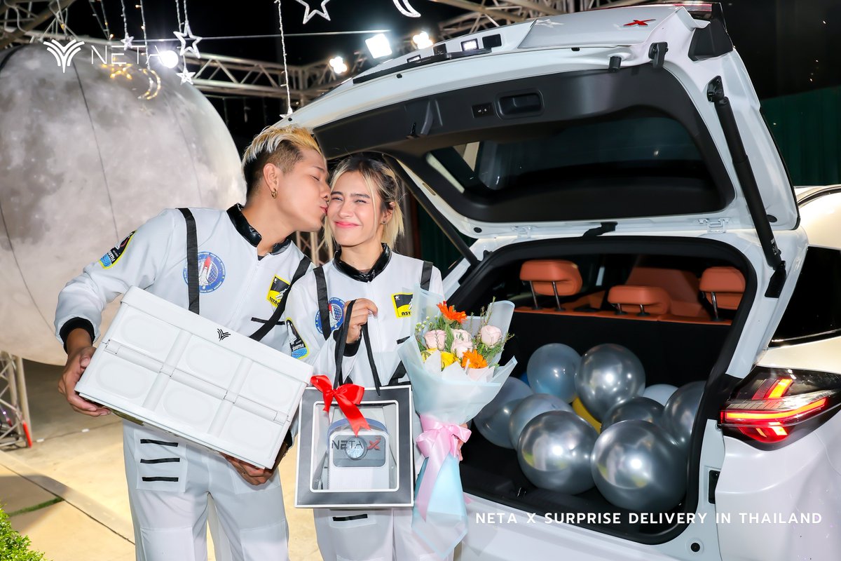netaautoglobal's tweet photo. NETA Thailandโs fan appreciation never stops! The NETA X surprise delivery event is here, featuring space adventures, fairytale dreams, and treasure hunts. Get ready to experience car delivery like never before! ๐
#NetaAuto #netaverse #netacare #NETAThailand https://t.co/Zwe2bEqNys
