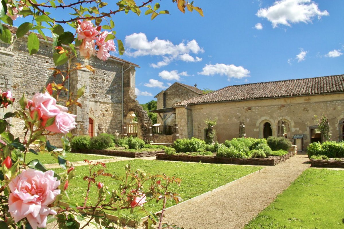 OTChatellerault's tweet photo. Ancien monastĂšre cistercien,
lâ#abbaye de lâĂtoile qui fĂȘte ses 900 ans vous souhaite une bonne semaine !
#Archigny #chatellerault #grandchatellerault #lavienne #nouvelleaquitaine #explorefrance https://t.co/qXvLcmLbar