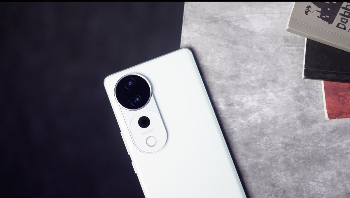 First Look at vivo T3 Ultra 😍
Kesa Lagga ? 

Launching on 12th September 
Kaffi impress krne wala hai phone wese 🙌🏻
#GetSetTurbo #vivoT3Ultra5G #GenTurbo