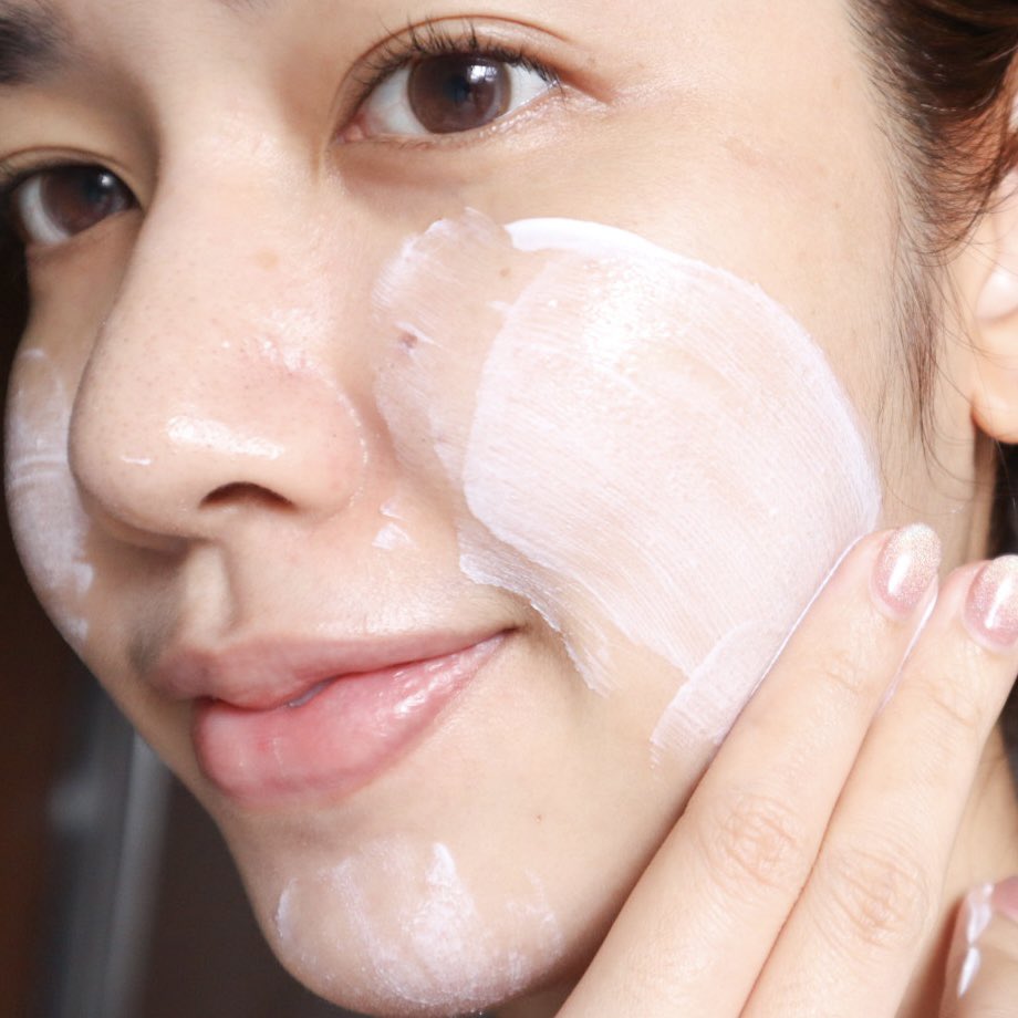 nnzniiniwz's tweet photo. อยากได้กันแดดดีๆสักตัว ต้องเลือกเสริมความแข็งแรงผิวด้วยนะ กันแดด Derma:B ☀️ขวดนี้ตอบโจทย์ดีมาก ใช้ได้ทั้งผิวหน้าและผิวกายเลย ช่วยทั้งลดความแสบร้อนผิว + ผิวแข็งแรง เนื้อใช้ง่าย สบายผิว ไม่มันไม่เหนียว กลิ่นหอมไม้จันทร์สดชื่น
#DermaBSunBlock #EverydaySunBlock #MLESunBlock https://t.co/YFSUtdffUJ