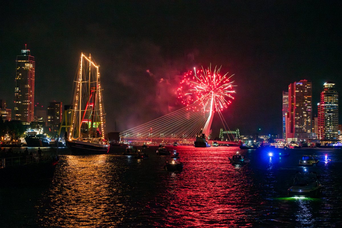 Koninklijk Jacht Piet Hein (@piethein_jacht) on Twitter photo Wat een sfeer tijdens <a href="/Wereldhavendgn/">Wereldhavendagen Rotterdam</a> 🤩 We hopen dat jullie net zo hebben genoten als wij!
Het moment dat al die #scheepstoeters tegelijk klinken te midden van alle schitterende lichtjes op het water zorgt altijd voor #kippenvel. Wat was jullie highlight?
📷 <a href="/mirjamlemsfoto/">Mirjam Lems</a> Wat een sfeer tijdens <a href="/Wereldhavendgn/">Wereldhavendagen Rotterdam</a> 🤩 We hopen dat jullie net zo hebben genoten als wij!
Het moment dat al die #scheepstoeters tegelijk klinken te midden van alle schitterende lichtjes op het water zorgt altijd voor #kippenvel. Wat was jullie highlight?
📷 <a href="/mirjamlemsfoto/">Mirjam Lems</a>