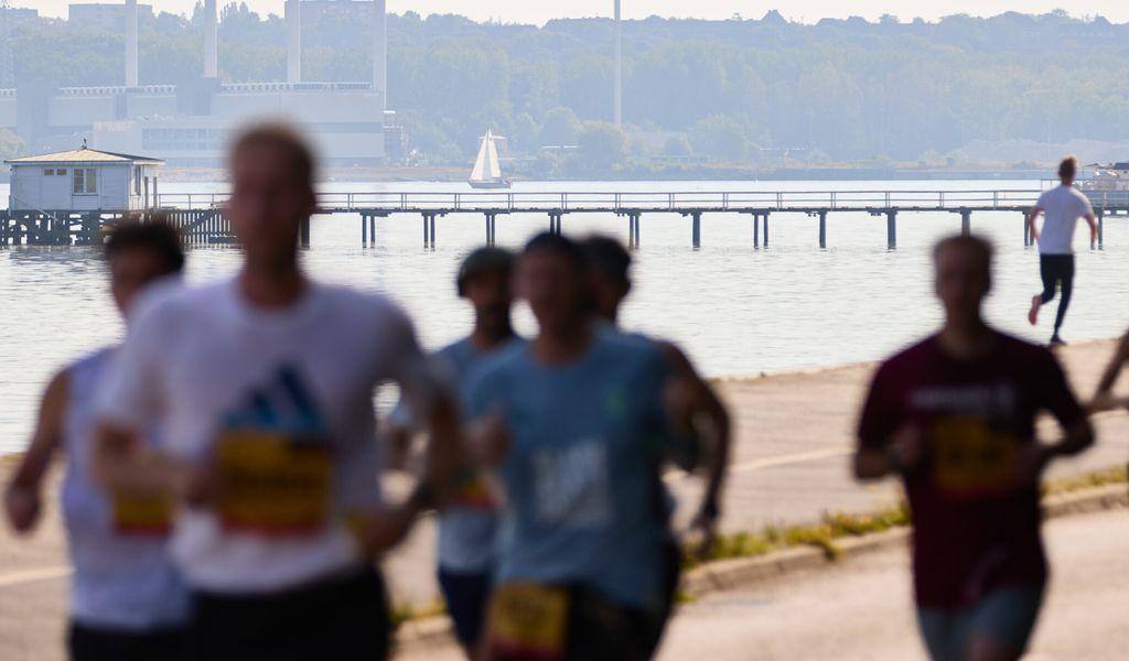 mopo's tweet photo. Drama bei Halbmarathon: Mehrere Läufer reanimiert – Mann (37) stirbt https://t.co/kkTZEaBm9o https://t.co/ETe3QfJlBU