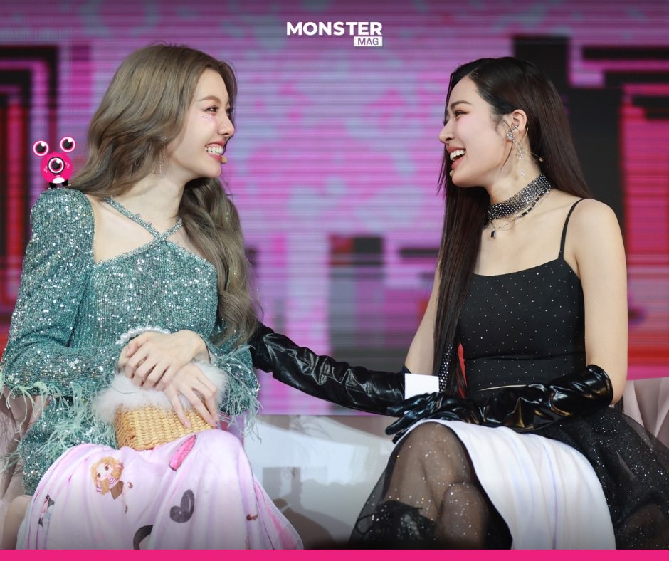 Monstermag_TH's tweet photo. พี่หลิงน้องออมน่ารักมากกก จะเปนลม 🥹🥹🥹💘 กรี๊ดฮอลล์แตก! “หลิงหลิง-ออม” จัดเต็มความฟินแฟนมีต ครั้งที่ 2 พร้อมเปิดบิ๊กเซอร์ไพรส์ ซีรีส์เรื่องใหม่ “เพียงเธอ Only you” #หลิงออม https://t.co/RHpSCtAZ9H
