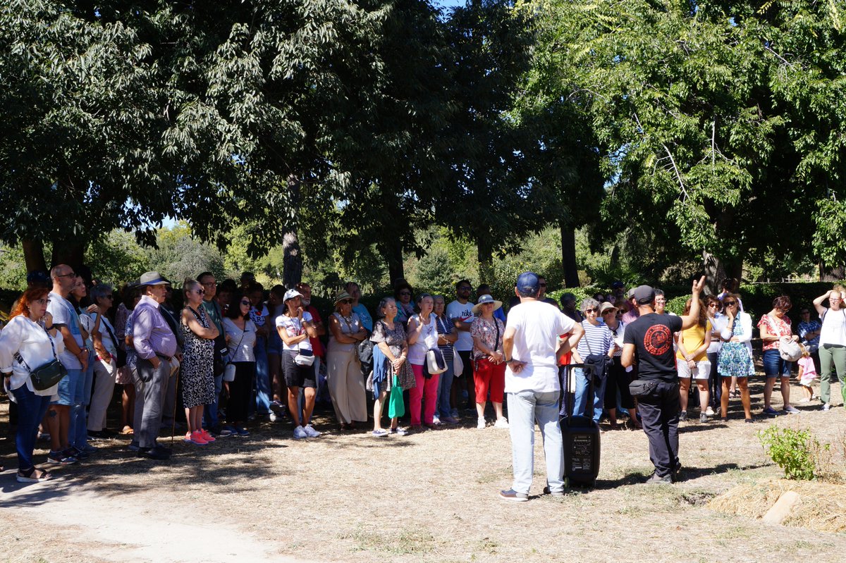 Hoy hemos disfrutado de la visita guiada organizada por la AV Amistad  en las fiestas de Canillejas,  
 han asistido alrededor de cien personas. Danny de la Plataforma TA ha hecho un repaso al pasado y presente de la Quinta dando un paseo por las huertas