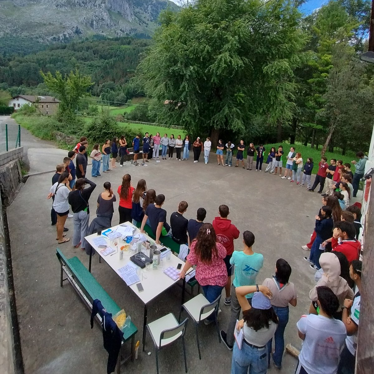 PASO DE MONITORES Y MONITORAS DEL MOVIMIENTO CALASANZ
Este fin de semana el monitorado del MC de Bilbao ha celebrado el Paso. Más de 80 monitores y monitoras se han reunido en Lekun Etxea para revisar el curso pasado y empezar a planificar este que comienza.  ¡Arrancamos! 💫