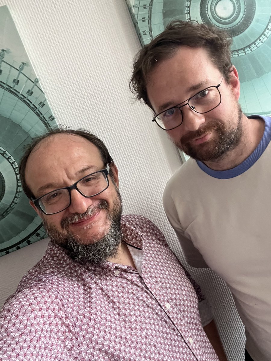 Král je mrtev, ať žije král. Vlastně ani nevím, kolik let jsem byl vedoucím Studia nových médií. Ale vím, kdy jsem v té funkci skončil. Dnes:-) Novým šéfem Studia nových médií je od dnešního dne můj kolega Čeněk Pýcha. Gratulki. A já zůstávám v roli pedagoga a bud mít o trochu