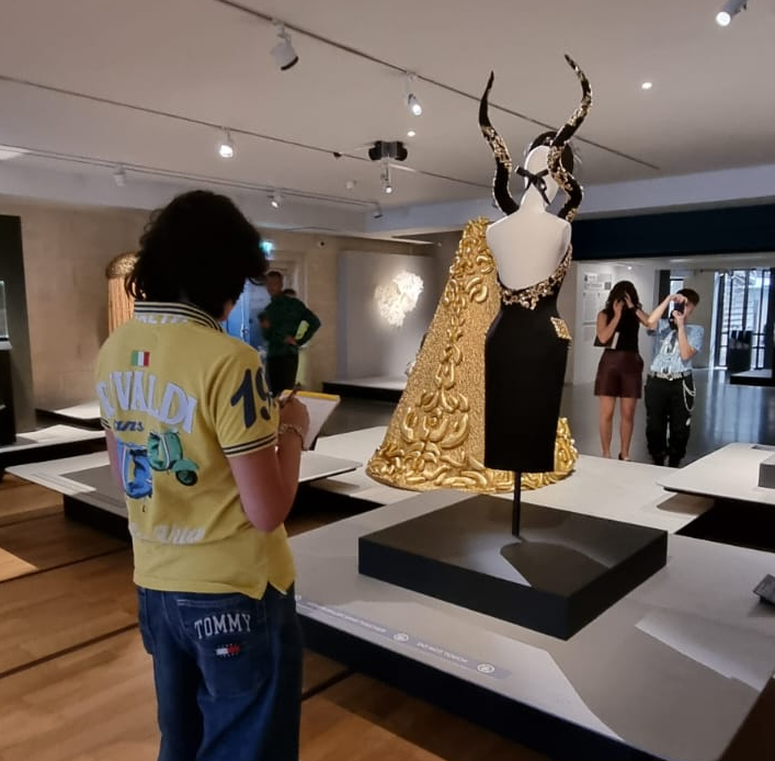 albertdemun's tweet photo. 🎨✨ Les étudiants de 1ère année BTS MMV ont commencé leur semaine d'intégration avec la visite de l'exposition "Mode, Bijoux, Design" au #Musée des #Arts Décoratifs. https://t.co/P05f95eDj0