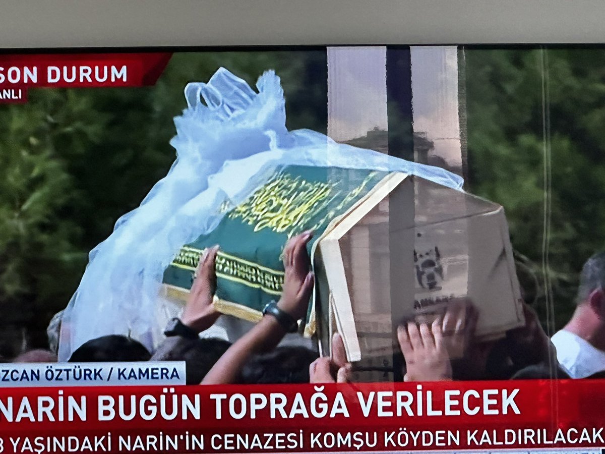 Bugün okul uniformasıyla olması gereken Narin, üzerine duvak örtülen tabutla musalla taşına getirildi.