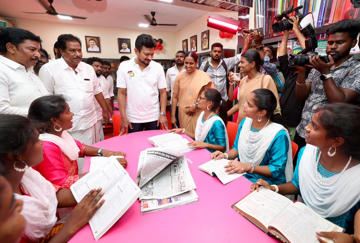 Udhaystalin's tweet image. முத்தமிழறிஞர் கலைஞர் அவர்களின் நூற்றாண்டை முன்னிட்டு, கழகத் தலைவர் மாண்புமிகு முதலமைச்சர் @mkstalin அவர்கள் @dmk_youthwing-க்கு அளித்தப் பணிகளில் முக்கியமானது, சட்டமன்றத் தொகுதிக்கு ஒரு  &apos;கலைஞர் நூலகம்&apos; அமைக்கும் பணி.

தமிழ்நாடெங்கும் இளைஞரணி சார்பில் இந்நூலகங்களைத் திறந்து வரும்…