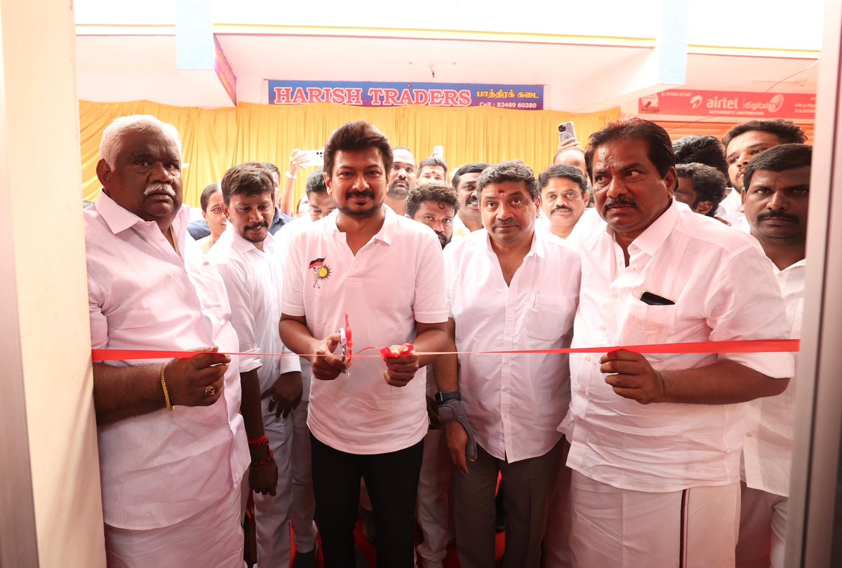 Udhaystalin's tweet image. முத்தமிழறிஞர் கலைஞர் அவர்களின் நூற்றாண்டை முன்னிட்டு, கழகத் தலைவர் மாண்புமிகு முதலமைச்சர் @mkstalin அவர்கள் @dmk_youthwing-க்கு அளித்தப் பணிகளில் முக்கியமானது, சட்டமன்றத் தொகுதிக்கு ஒரு  &apos;கலைஞர் நூலகம்&apos; அமைக்கும் பணி.

தமிழ்நாடெங்கும் இளைஞரணி சார்பில் இந்நூலகங்களைத் திறந்து வரும்…