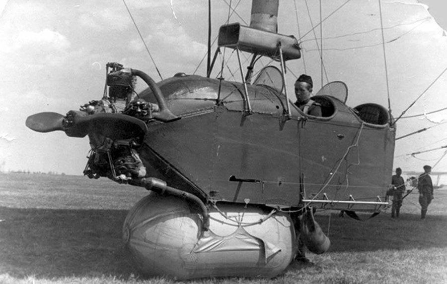 EnglishMow's tweet photo. 1944 Soviet Airship "Malysh" (The Babe) utilised Po-2 biplane's cabin and its propeller engine. #Po2 #По2 #airship #дирижабль #малыш #babe https://t.co/zGC8Sk9dbx